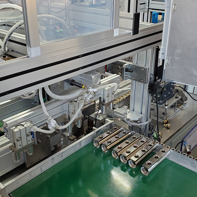 Automatic manifold assembly machine